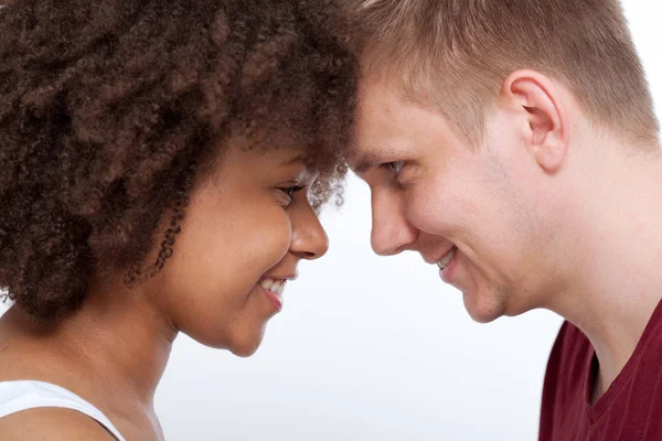 Счастливая молодая пара смешанной расы смотрит друг на друга . — стоковое фото