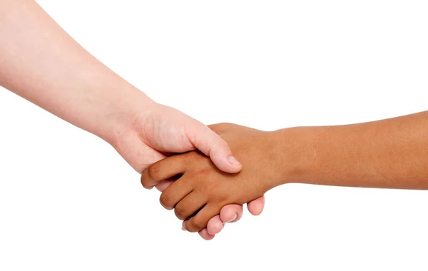 Tomando de la mano pareja de una raza mixta sobre fondo blanco . — Foto de Stock