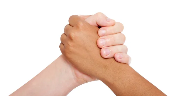 Mani in mano coppia di una razza mista su sfondo bianco . — Foto Stock