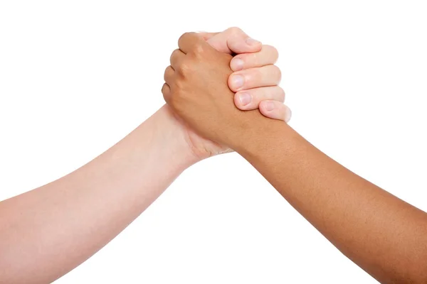 Tomando de la mano pareja de una raza mixta sobre fondo blanco . — Foto de Stock