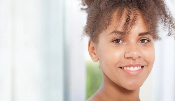 Africana chica adolescente retrato de primer plano cara — Foto de Stock