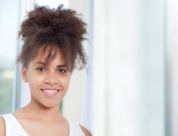 Africana chica adolescente retrato de primer plano cara — Foto de Stock