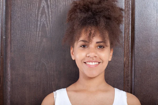 Africana chica adolescente retrato de primer plano cara — Foto de Stock