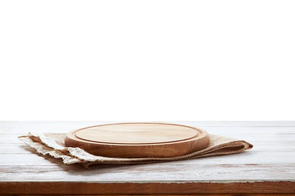Guardanapo e prancha para pizza na mesa de madeira. Tela, toalhas de prato em branco mesa de madeira fundo vista superior mock up. Foco seletivo. — Fotografia de Stock