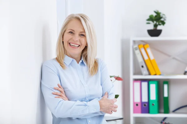 Business woman standing near the wall looking out the window thinking over the strategy. — Stock Photo, Image