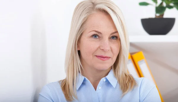 Modern business woman in office with copy space — Stock Photo, Image