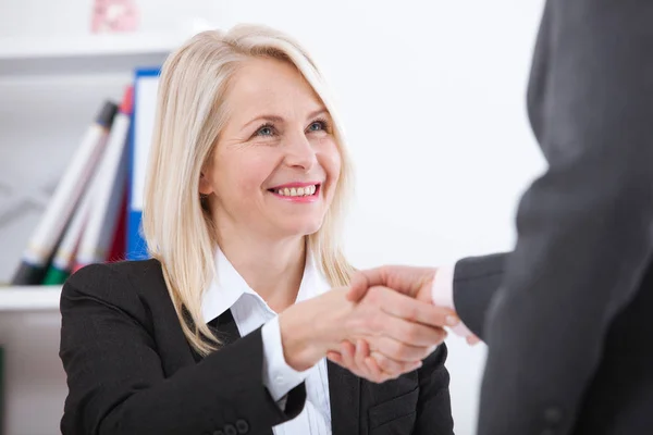 Una stretta di mano d'affari. Business handshake e business people concept. Donna d'affari di successo sorridente amichevole — Foto Stock