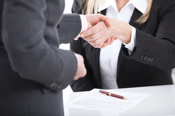 Um aperto de mão. Handshake de negócios e conceito de pessoas de negócios. — Fotografia de Stock