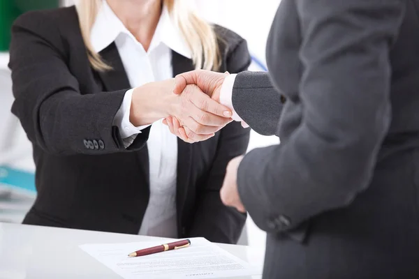Um aperto de mão. Handshake de negócios e conceito de pessoas de negócios. — Fotografia de Stock