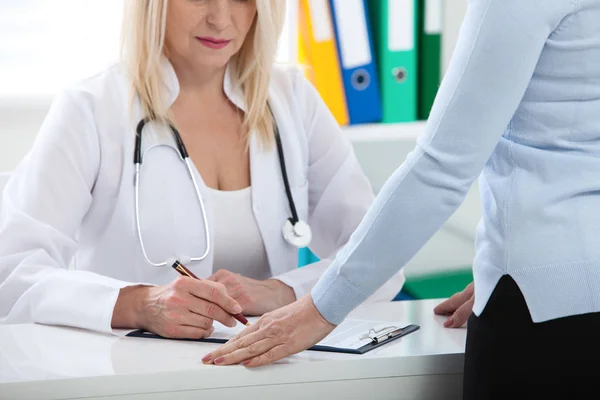 Healthcare and medical concept - doctor with patient in hospital — Stock Photo, Image