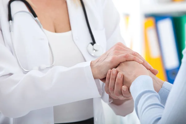 Mano de doctor tranquilizando a su paciente femenino. Ética médica y concepto de confianza. apretón de manos, manos de cerca — Foto de Stock