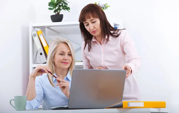 Two managers working on laptop in office. — Stock Photo, Image