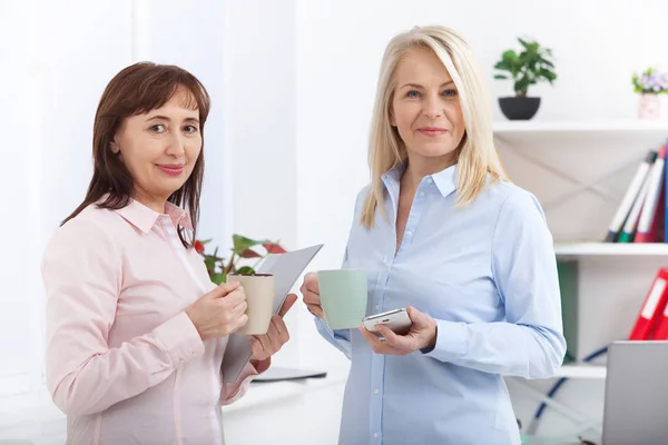 Office Coffee Break Two Female Colleagues Cups Coffee Talking Offise — Stock Photo, Image