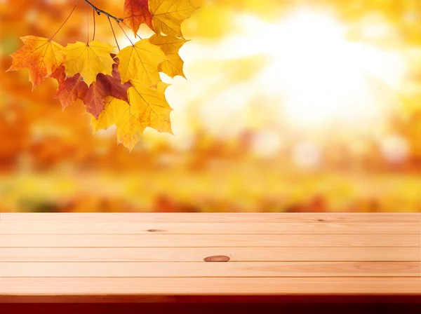 Trä bordsskiva på blanka bokeh guld bakgrund - kan användas för visning eller montage dina produkter — Stockfoto