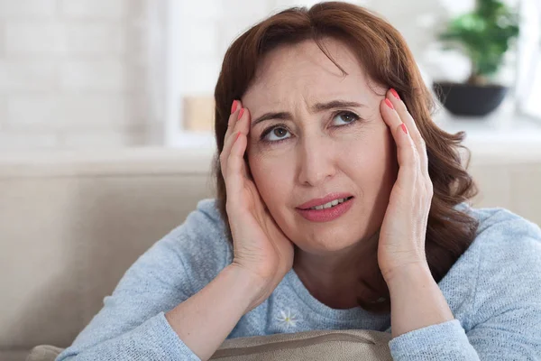 Frau leidet unter Stress oder Kopfschmerzen Grimassen in Schmerzen als s — Stockfoto