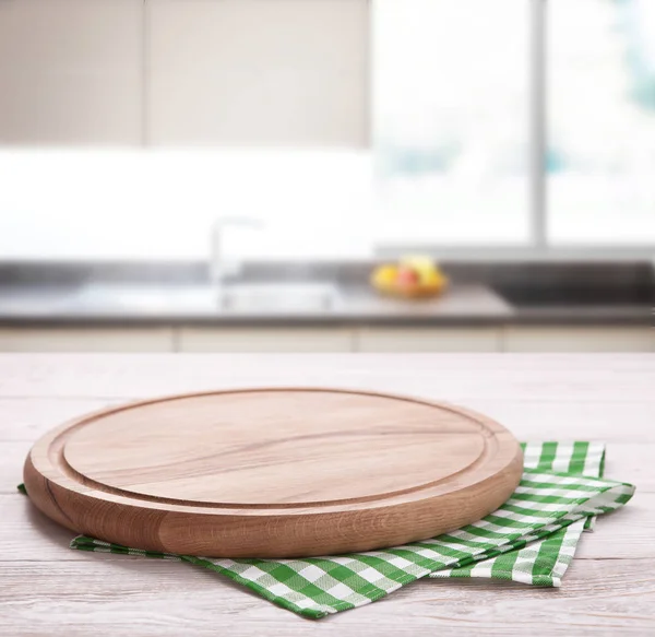Πετσέτα κουζίνας ξύλινο τραπέζι. Πετσετάκι κοντινό κάτοψη κοροϊδεύω επάνω για σχεδιασμό. Φόντο ρουστίκ κουζίνα. — Φωτογραφία Αρχείου