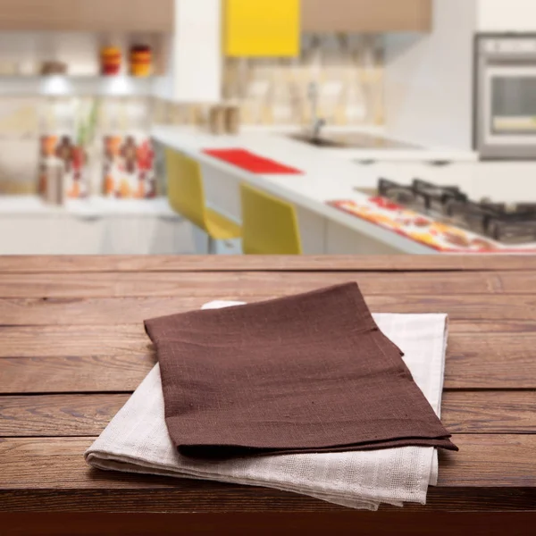 Ręcznik kuchenny na pustym drewnianym stole. Serwetka z bliska widok z góry makieta do projektowania. Kuchnia rustykalne tło. — Zdjęcie stockowe