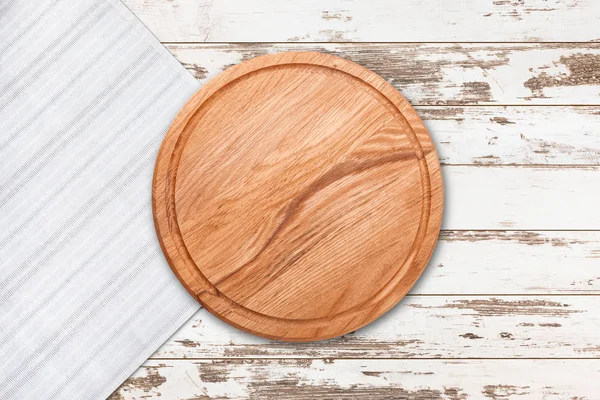 Toalha de mesa e placa de pizza na mesa de madeira vintage. Top vista mockup — Fotografia de Stock