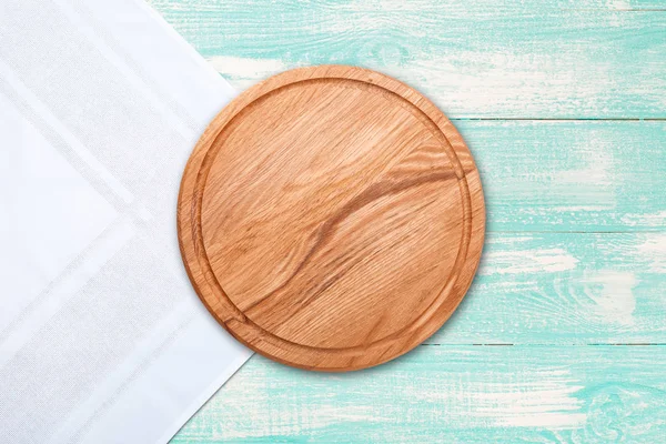 Tabel doek en pizza board op vintage houten tafel. Bovenaanzicht mockup — Stockfoto