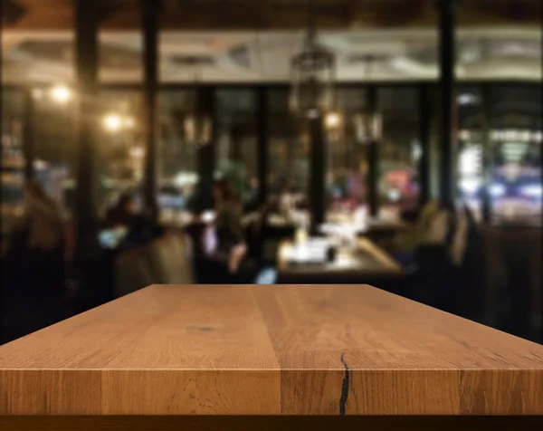 Mesa de madeira com café de fundo azul, para sua montagem de fotos ou exibição do produto. Espaço para colocar itens na mesa . — Fotografia de Stock