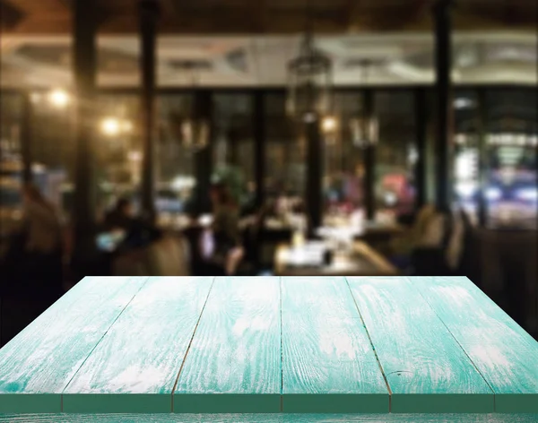 Table en bois avec fond bleu café, pour votre montage photo ou l'affichage du produit. Espace pour placer des articles sur la table . — Photo