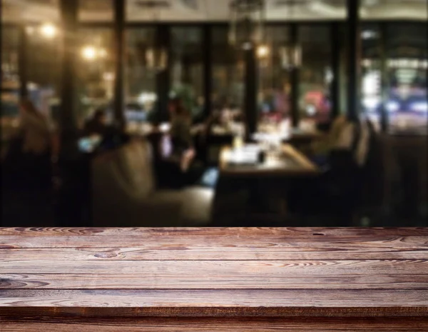 Table en bois avec fond bleu café, pour votre montage photo ou l'affichage du produit. Espace pour placer des articles sur la table . — Photo