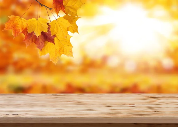 Дерев'яна стільниця на блискучому золотому фоні боке може бути використана для відображення або моніторингу ваших продуктів — стокове фото
