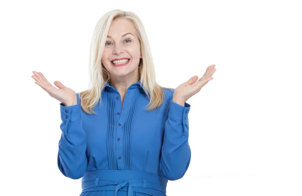 Retrato de mujer feliz de mediana edad. Sorprendida mujer feliz mirando con la boca abierta y sosteniendo sus brazos hacia fuera en la emoción. Aislado sobre fondo blanco —  Fotos de Stock