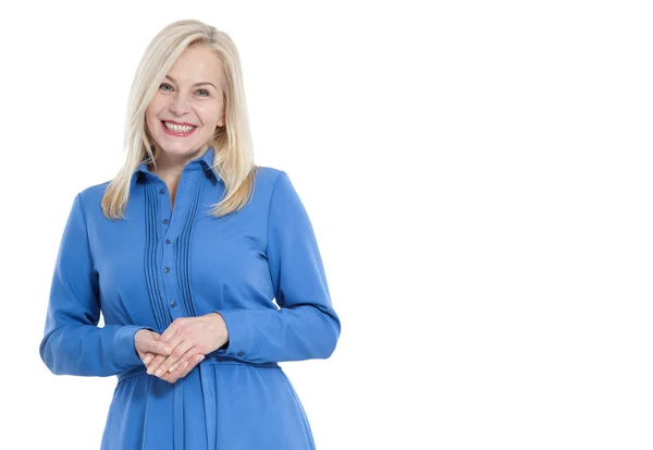 Amigável sorrindo mulher de meia idade em vestido azul isolado — Fotografia de Stock