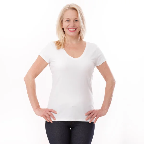 T シャツのデザインや人々 のコンセプト - 空白の白い t シャツ、分離されたシャツ前面に女性のクローズ アップ。モックアップします。. — ストック写真