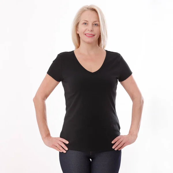 T シャツのデザインや人々 のコンセプト - 空白の黒の t シャツ、シャツ前身頃分離で女性のクローズ アップ。モックアップします。. — ストック写真