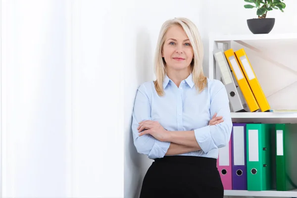 Mujer de negocios moderna en la oficina con espacio para copias — Foto de Stock