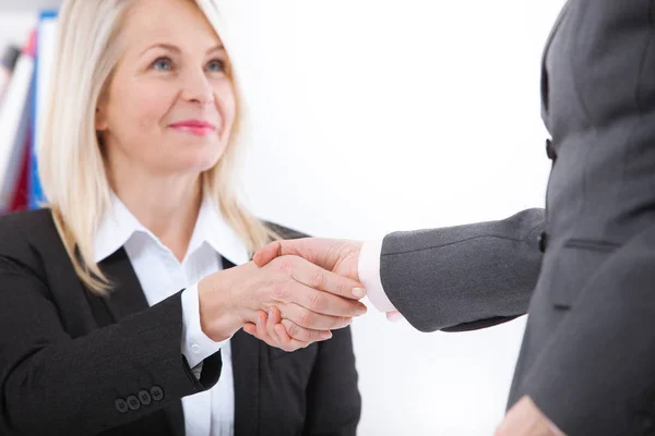 Una stretta di mano d'affari. Business handshake e business people concept. Donna d'affari di successo sorridente amichevole — Foto Stock