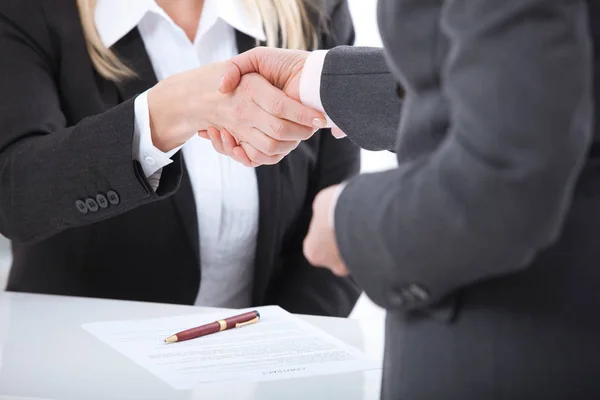Um aperto de mão. Duas mulheres de negócios apertam a mão uma da outra para assinar um acordo de sucesso — Fotografia de Stock