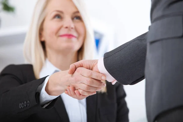 Um aperto de mão. Handshake de negócios e conceito de pessoas de negócios. Mulher de negócios bem sucedida sorrindo amigável — Fotografia de Stock