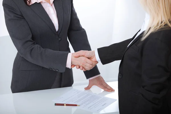 Деловое рукопожатие. Две деловые женщины пожимают друг другу руки, чтобы подписать успешную сделку — стоковое фото