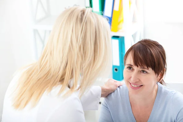 Female patient being reassured by doctor in hospital. — Stock Photo, Image