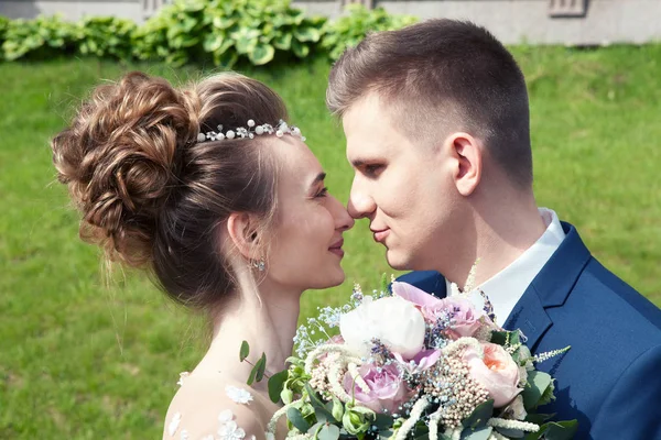 Наречений і наречений у парку. Поцілунки подружжя молодят нареченого і нареченого на весіллі в природі зелений ліс поцілунки фотопортрет. . — стокове фото