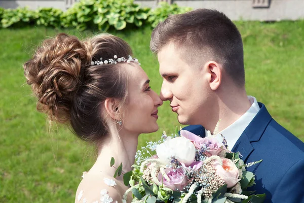 Brautpaar in einem Park. küssendes Paar frischvermählte Braut und Bräutigam bei der Hochzeit in der Natur grünen Wald küssen Foto portrait.wedding couple Hochzeitszeremonie Konzept. — Stockfoto