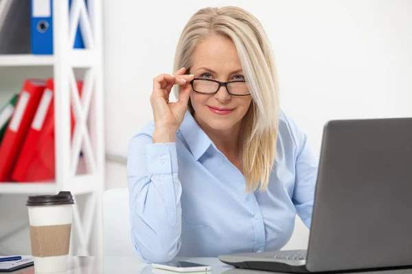 Portret van een aantrekkelijke zakenvrouw met een bril op kantoor — Stockfoto