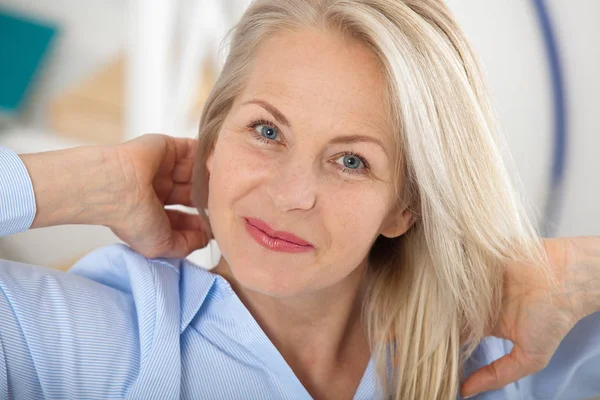 Modern affärskvinna. Vackra mellersta år kvinna som tittar på kamera med leende medan placering i office. — Stockfoto