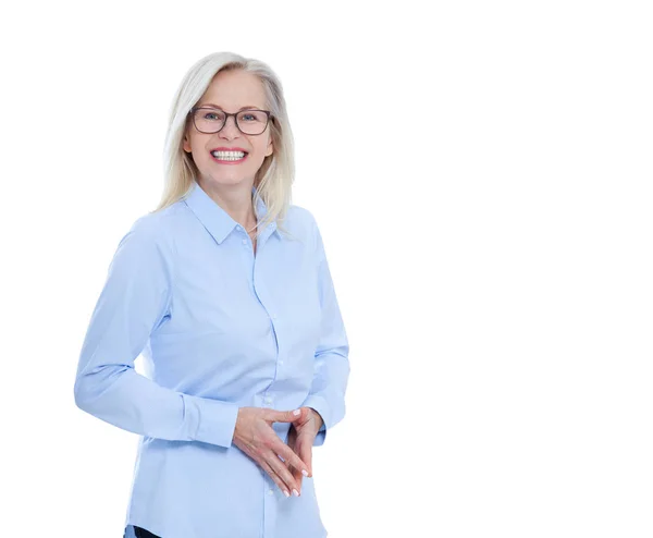 Femme d'affaires en lunettes et chemise bleue isolée sur blanc. Jolies jolies femmes — Photo