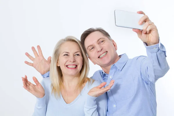 Lyckliga Mellersta Paret Tar Selfie Med Smartphone Isolerad Vit — Stockfoto