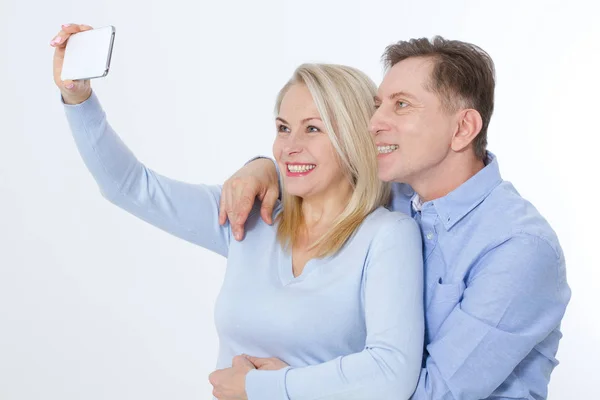 Feliz Pareja Mediana Edad Tomando Selfie Con Teléfono Inteligente Aislado —  Fotos de Stock