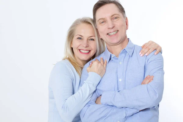 Bela Idade Média Retrato Casal Isolado Branco — Fotografia de Stock