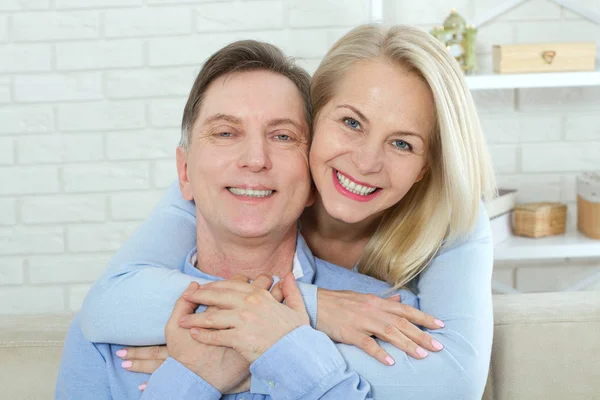 Bela Idade Média Retrato Casal Isolado Branco — Fotografia de Stock