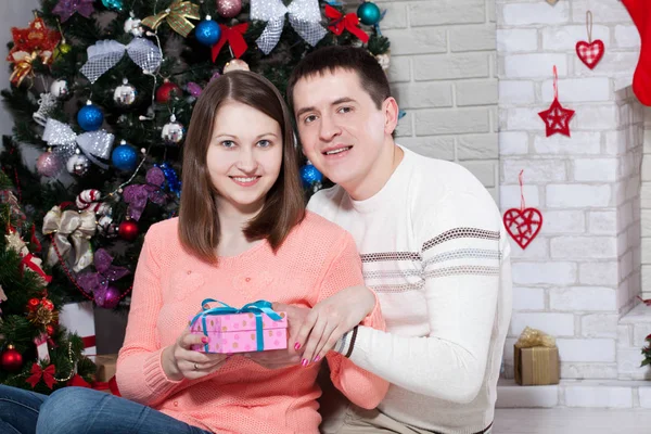 Pareja Alegre Con Regalo Las Manos Disfrutando Juntos Víspera Navidad —  Fotos de Stock