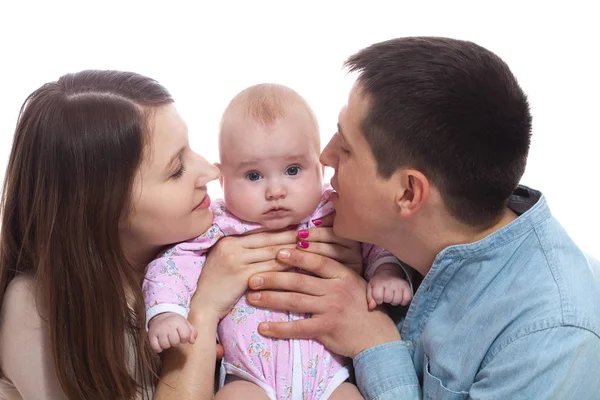 Família, parentalidade e conceito de pessoas - mãe feliz, pai com filha bebê em casa — Fotografia de Stock