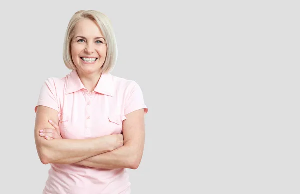 Vänliga leende medelålders kvinna isolerad på vit bakgrund — Stockfoto