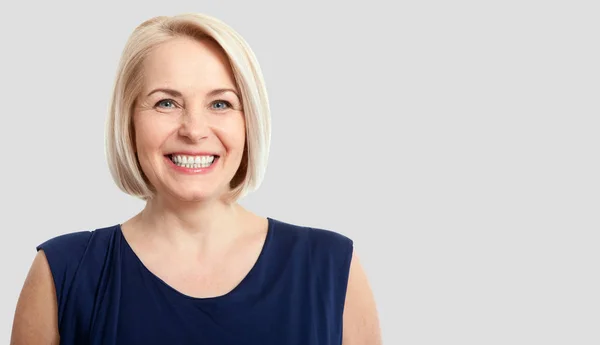 Freundlich lächelnde Geschäftsfrau mittleren Alters isoliert auf weißem Ba — Stockfoto